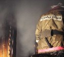 В Шахтёрске поздно вечером загорелась крыша частной бани на площади в 30 квадратов 