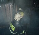 Несколько квартир и чердак выгорели в расселённом доме в Холмске