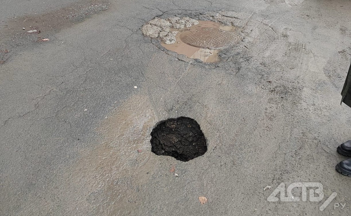 Во дворе дома в Южно-Сахалинске внезапно появилась загадочная круглая дыра