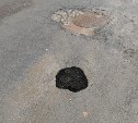 Во дворе дома в Южно-Сахалинске внезапно появилась загадочная круглая дыра