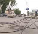 На перекрестке в Южно-Сахалинске грузовик на высокой скорости сбил женщину и оборвал провода (ФОТО)