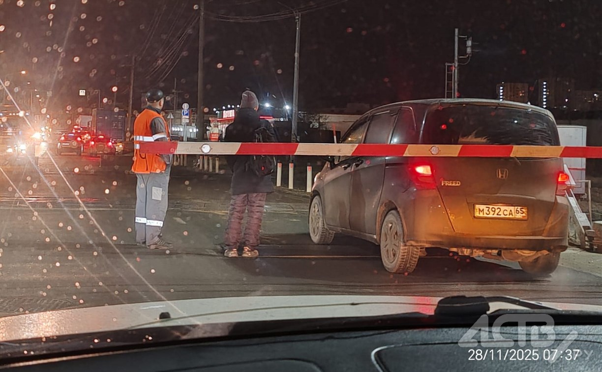 "Снимали вручную": минивэн завис на поднимающемся заграждении на ж/д переезде в Южно-Сахалинске 