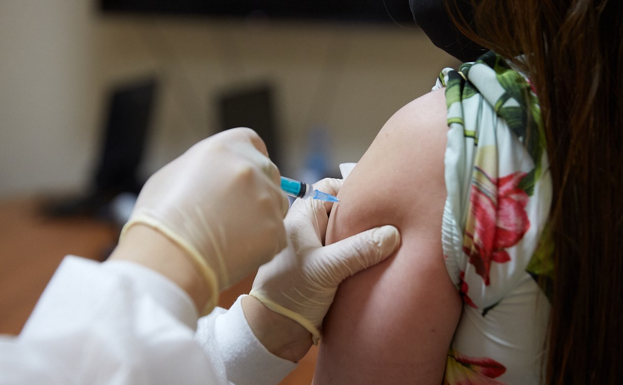 За сутки 100 сотрудников администрации Южно-Сахалинска сделали прививку от COVID-19