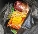 Пенсионер в Холмске попросил волонтеров оставить продукты у двери, но их украли неизвестные