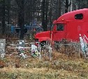 Вылетевший с дороги грузовик разрушил могилы на кладбище у села Буюклы