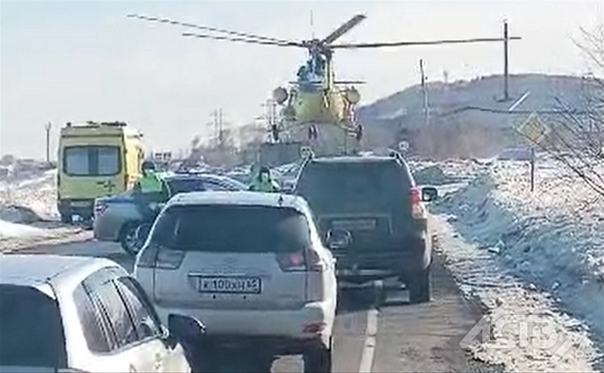В Макарове вертолёт санавиации приземлился прямо на трассу, чтобы эвакуировать больного 