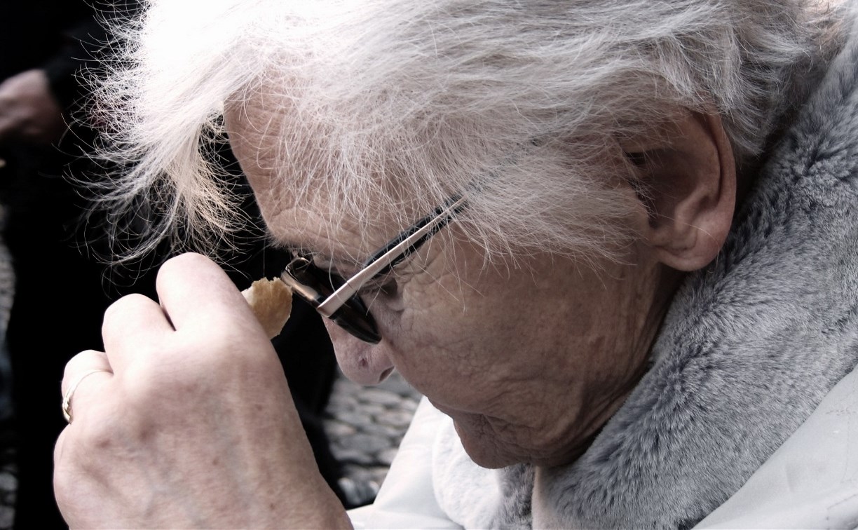 Мошенник пригрозил 83-летней сахалинке тюрьмой, если она не зарегистрирует деньги 