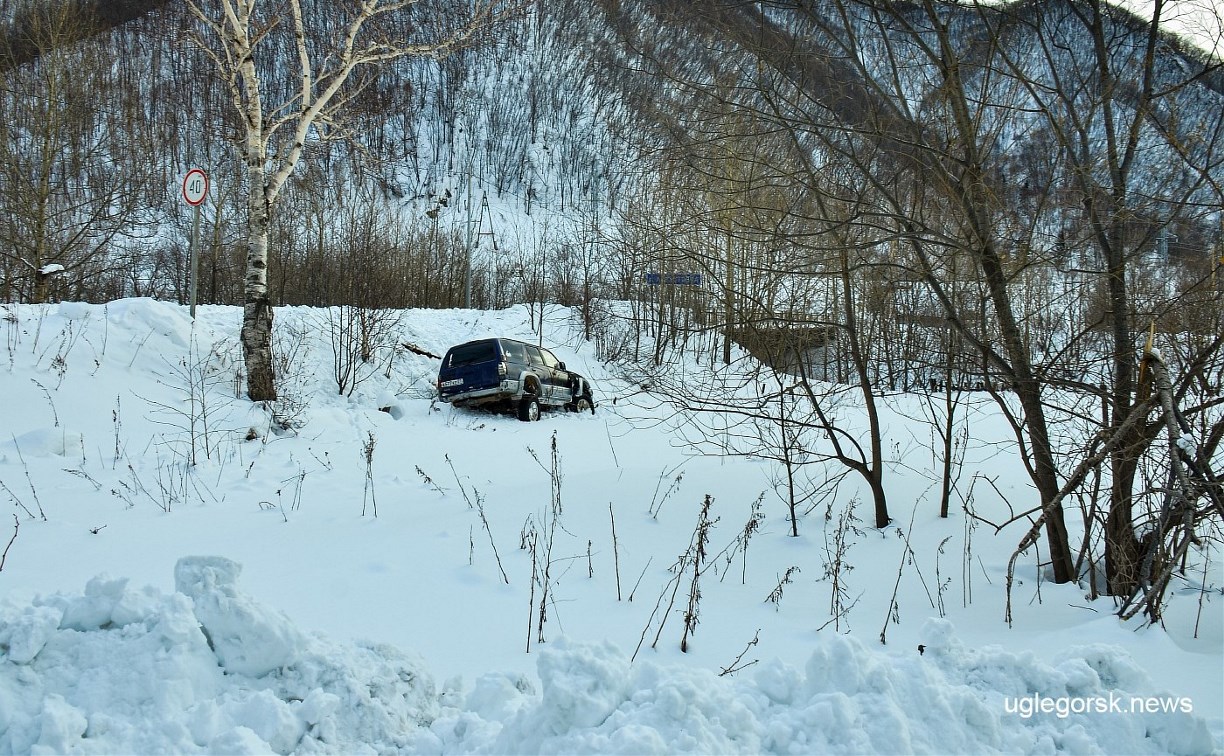 Внедорожник перелетел через метровый сугроб и увяз в снегу в Бошняково