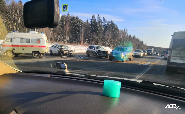 Два автомобиля лоб в лоб столкнулись в Первой Пади
