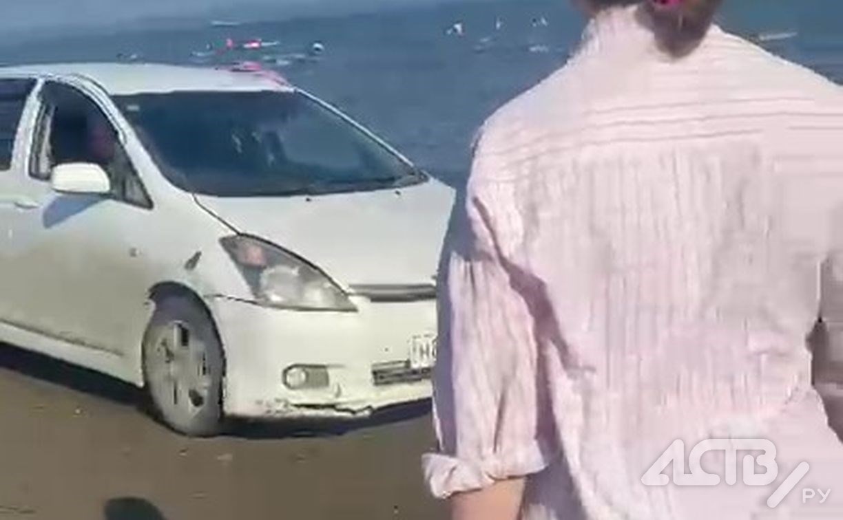 "Еле успевали детей оттаскивать": разъезжающий по побережью автомобилист возмутил сахалинцев "Еле успевали детей оттаскивать": разъезжающий по побережью автомобилист возмутил сахалинцев