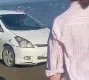 "Еле успевали детей оттаскивать": разъезжающий по побережью автомобилист возмутил сахалинцев