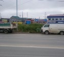 Сорвавшийся с машины груз едва не убил дорожных рабочих в Южно-Сахалинске