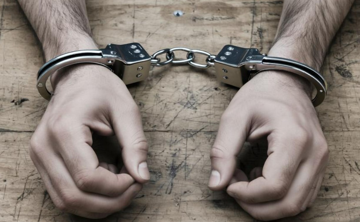 Житель Южно-Сахалинска пришёл в офис с портмоне и остался без денег