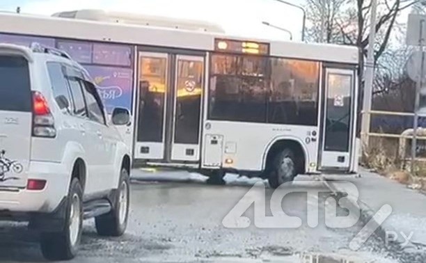 "Резина лысая?": скользящий по дорогам в Дальнем автобус вызвал недоумение у южносахалинцев