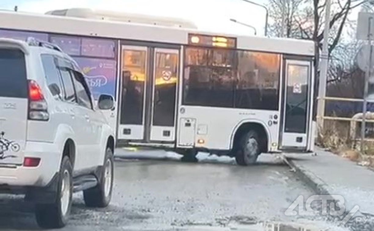 "Резина лысая?": скользящий по дорогам в Дальнем автобус вызвал недоумение у южносахалинцев