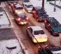 "Крик души": автомобилисты захватили двор жилого дома в Южно-Сахалинске и сделали из него проезжую часть