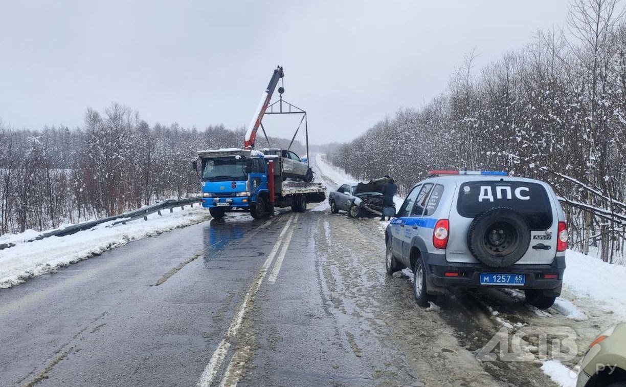 Автомобиль увезли на эвакуаторе с места серьёзного ДТП на Сахалине