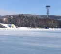 Бесплатный каток открылся на стадионе "Космос" в городском парке Южно-Сахалинска