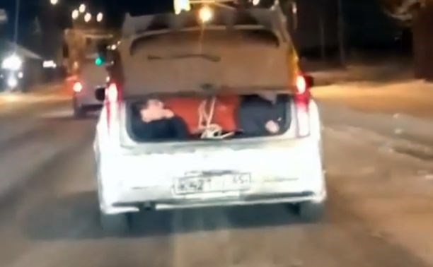 Сахалинцы решили перевезти приятелей в багажнике и попали на видео