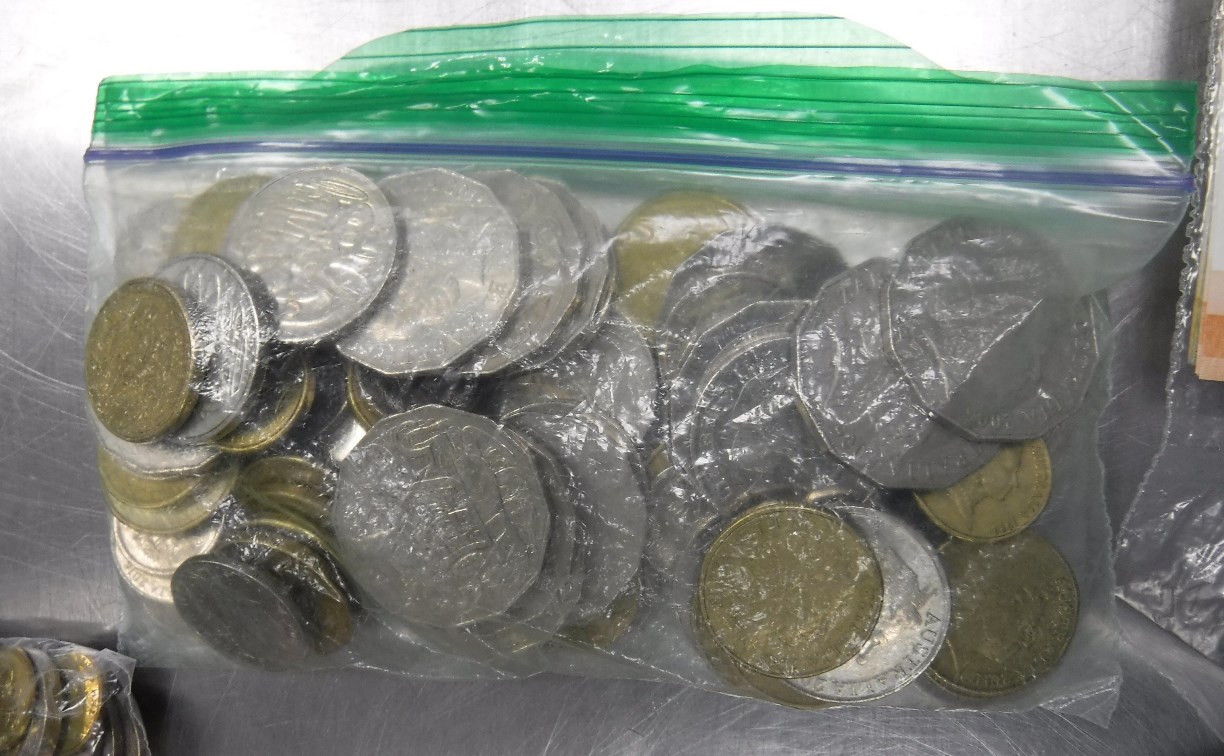 Американец пытался вывезти старинные серебряные монеты с Сахалина в Японию