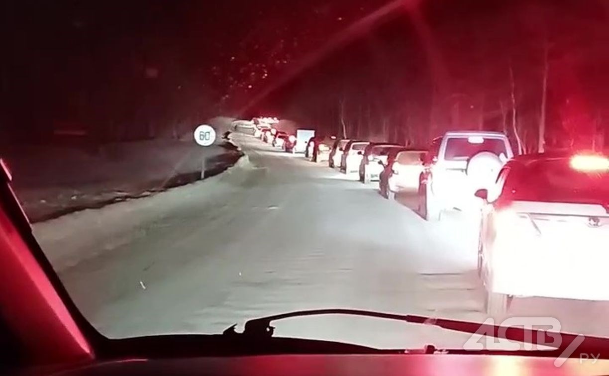 "Южно-Сахалинск сегодня пустой": рыбаки встали в пробку по дороге в Лесное