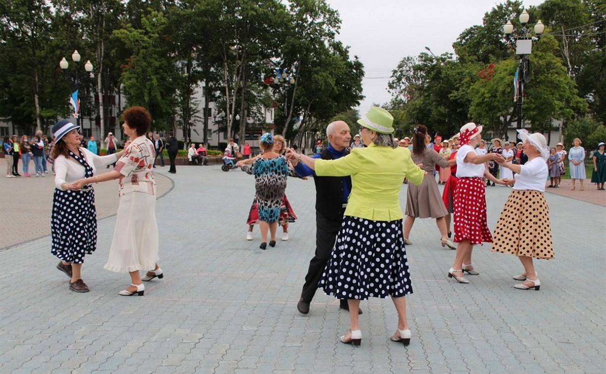Пенсионеры устроили танцы на главной площади Корсакова