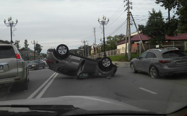 Автомобиль перевернулся на улице Горького в Южно-Сахалинске