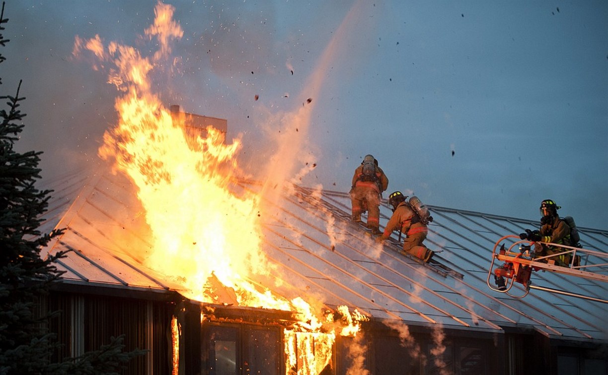 В селе Чапаево в пожаре полностью сгорела крыша дома