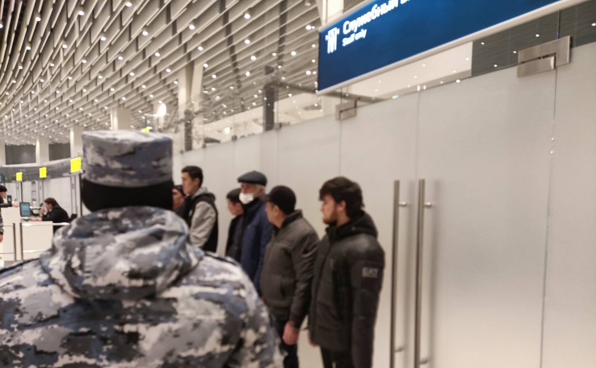 Сахалинские судебные приставы перед выдворением задали мигрантам только один вопрос
