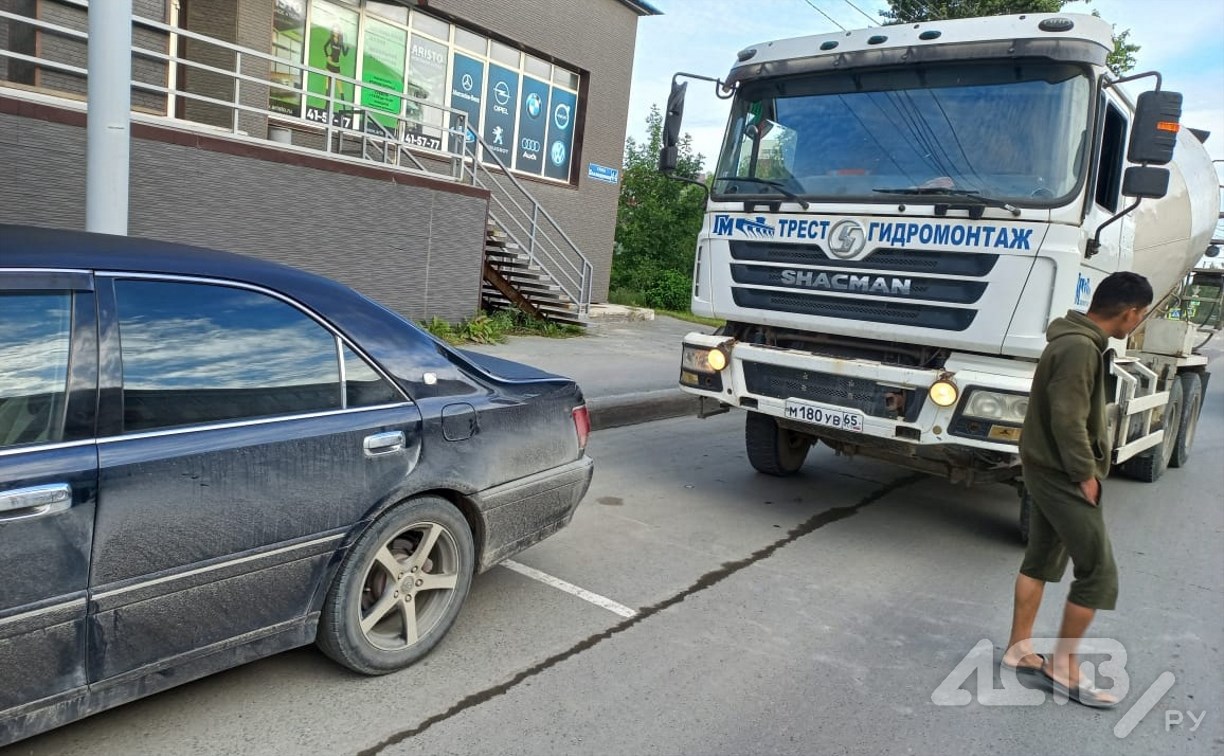 Очевидцев столкновения бетономешалки и седана ищут в Южно-Сахалинске