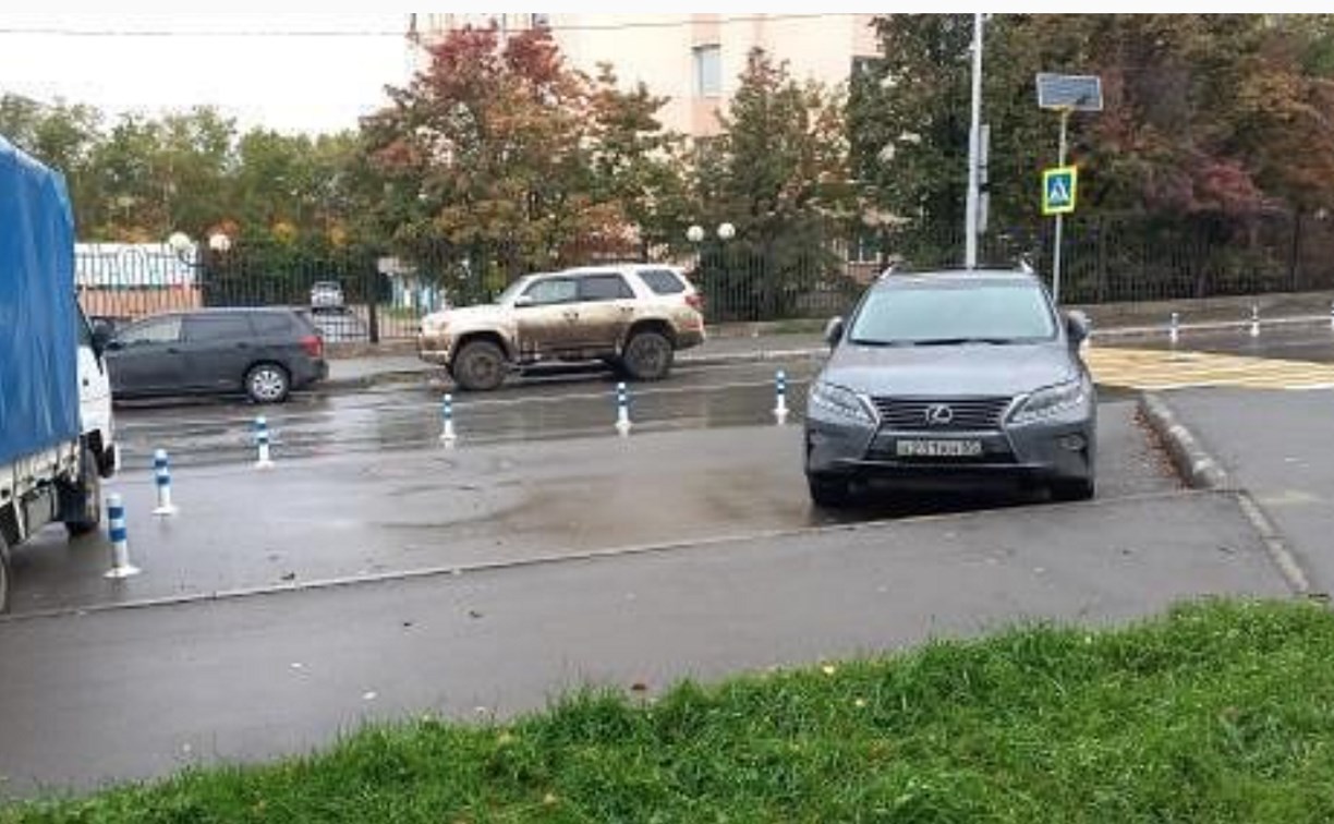 Авто оказалось заблокировано внутри "островка видимости" в Южно-Сахалинске