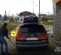МЧС выясняет, по какой причине автомобиль загорелся на АЗС в Южно-Сахалинске