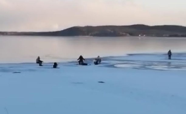 "Бессмертные, что ли?": сахалинские рыбаки вышли на неокрепший лёд озера Изменчивого