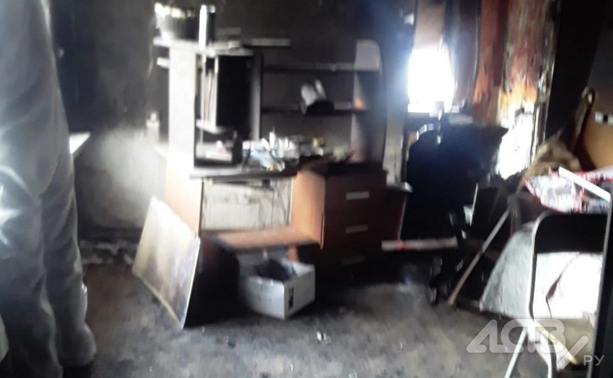 "Мы остались на улице раздетые": многодетная сахалинка не может восстановить квартиру после пожара