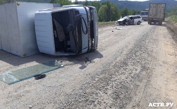 Грузовик перевернулся в страшной аварии в Долинском районе
