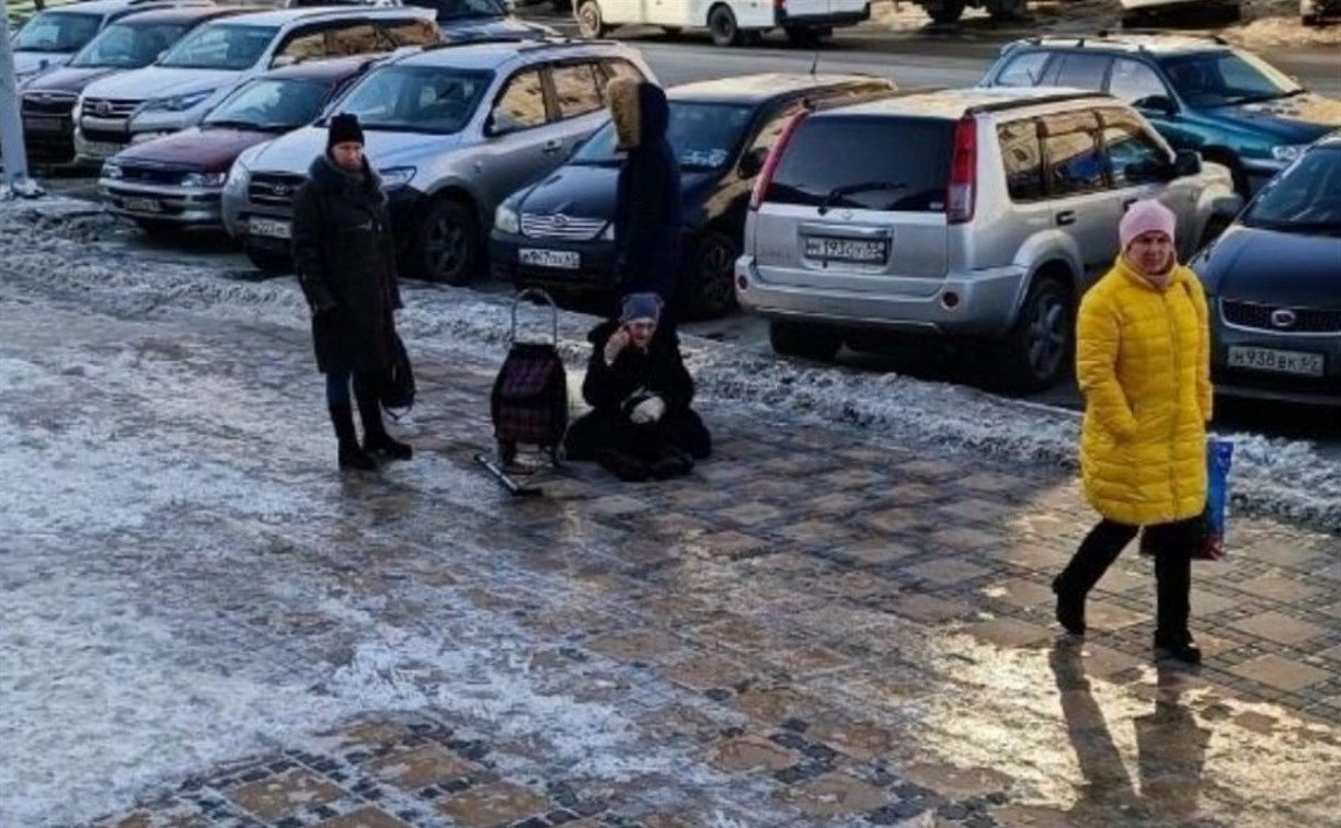 Поскользнулась на тротуаре. Гололед. Скользко на улице. Каток для тротуаров. Бабка поскользнулась.