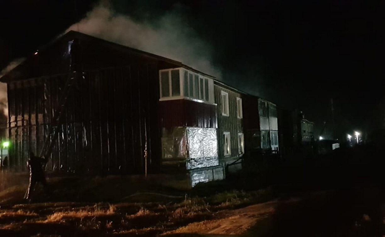 В Ногликах из горящего двухэтажного дома эвакуировали человека