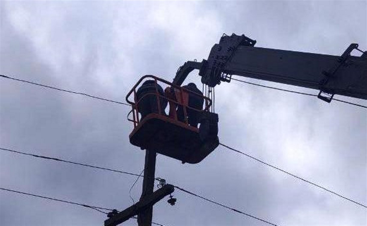 Сахалинские рабочие отремонтировали электросети в Шахтерском округе ДНР