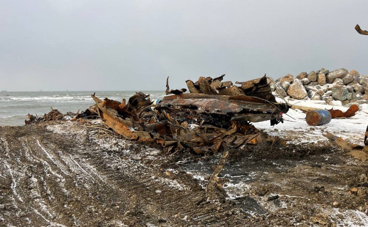 На Сахалине из бухты Лососей удалили шестое затонувшее судно