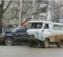 Санитарная машина и внедорожник столкнулись на Сахалине (ФОТО)