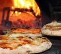 Жители Холмска обвиняют пиццерию в следах жира в их квартирах