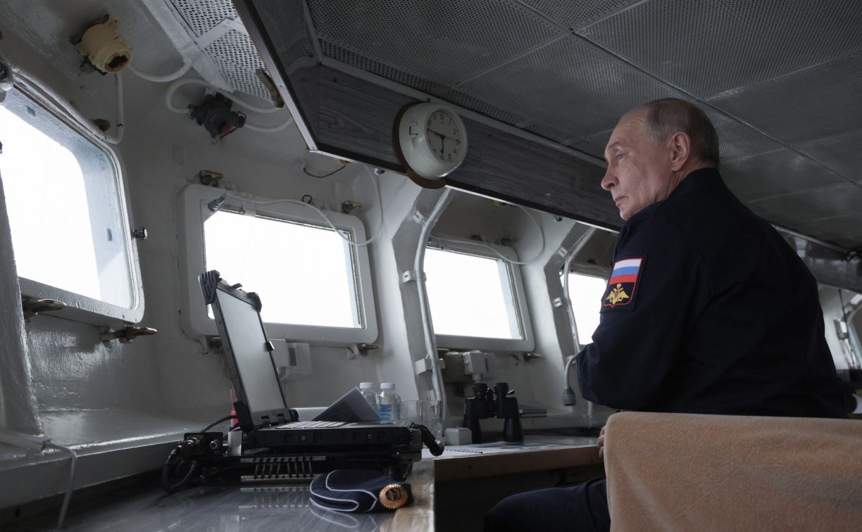 "Безумный максимализм" и курс на милитаризацию: почему Путин посетил Курилы