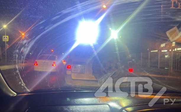 "Жутко слепит глаза": внедорожник с яркой "люстрой" затмил всех на дороге в Южно-Сахалинске