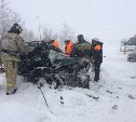 Двух человек, пострадавших в ДТП, пытаются спасти медики Южно-Сахалинска