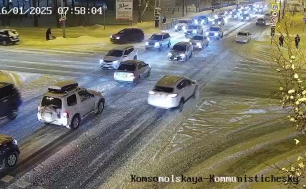"Не выспались?": нелепое ДТП произошло на перекрёстке в Южно-Сахалинске