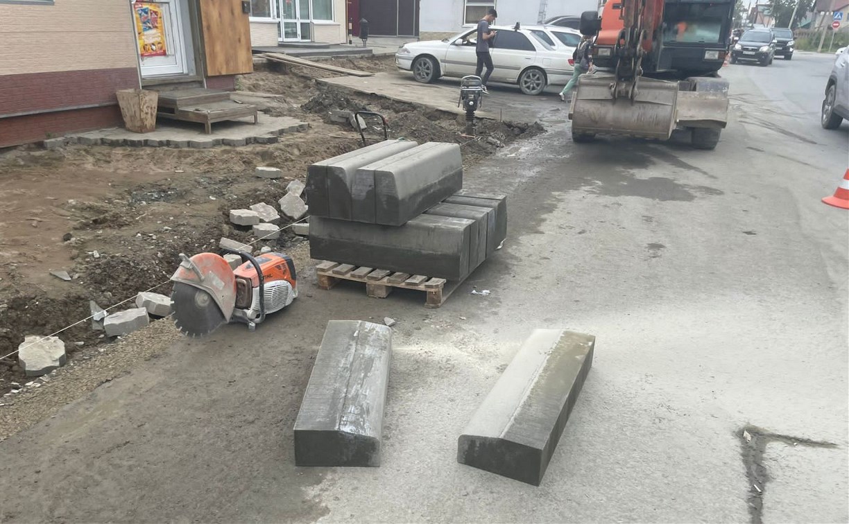 Не пыли: на подрядчика по ремонту улицы Южно-Сахалинска составили протокол