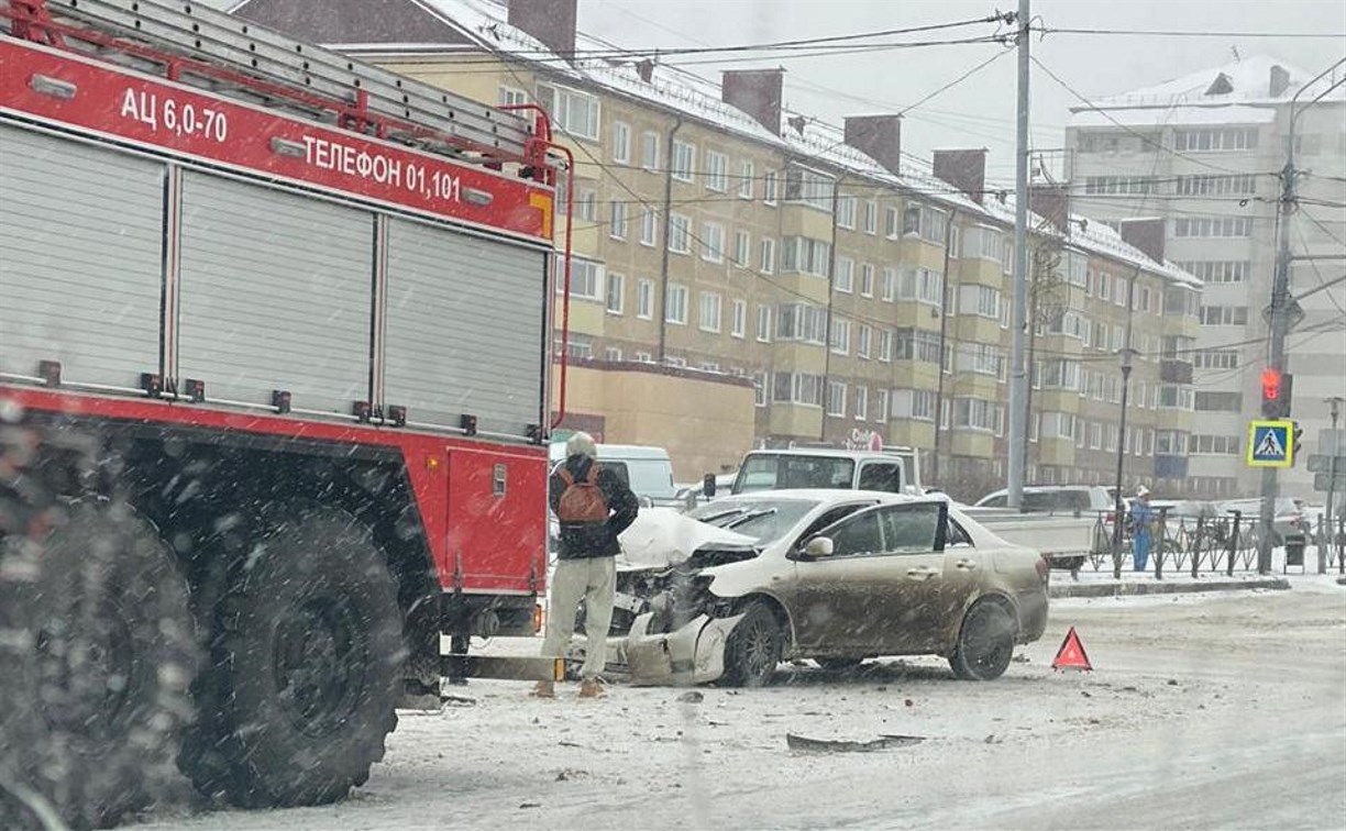Пожарный автомобиль и седан столкнулись в Южно-Сахалинске