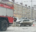 Пожарный автомобиль и седан столкнулись в Южно-Сахалинске