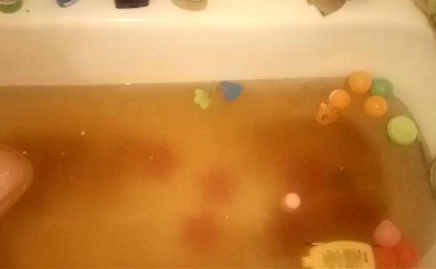 Жители Быкова вынуждены купать детей в грязной воде