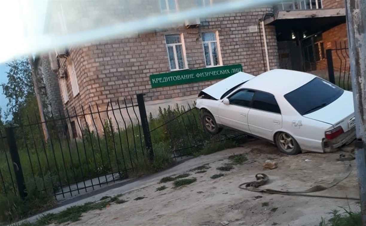 Легковой автомобиль врезался в забор "Сбербанка" в Охе
